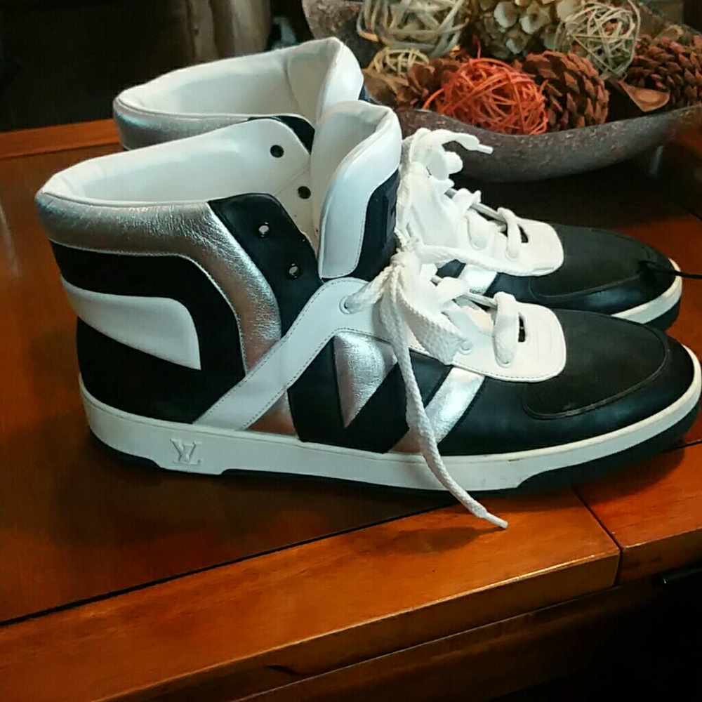Louis Vuitton men's sneakers shoes.
